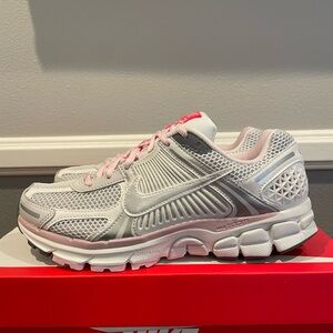 Nike Zoom Vomero 5 Size 8.5 women’s